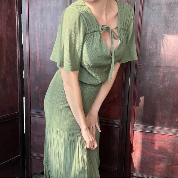 Green  tiered women's tie-front midi dress Small - Picture 5 of 6
